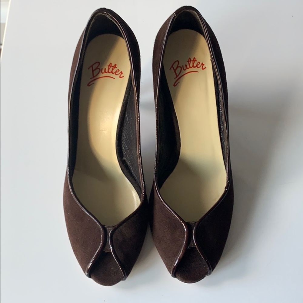 Never worn! Brown suede peep toe pump